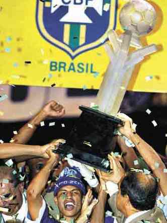Jogador Alex ergue taa de campeo no Mineiro