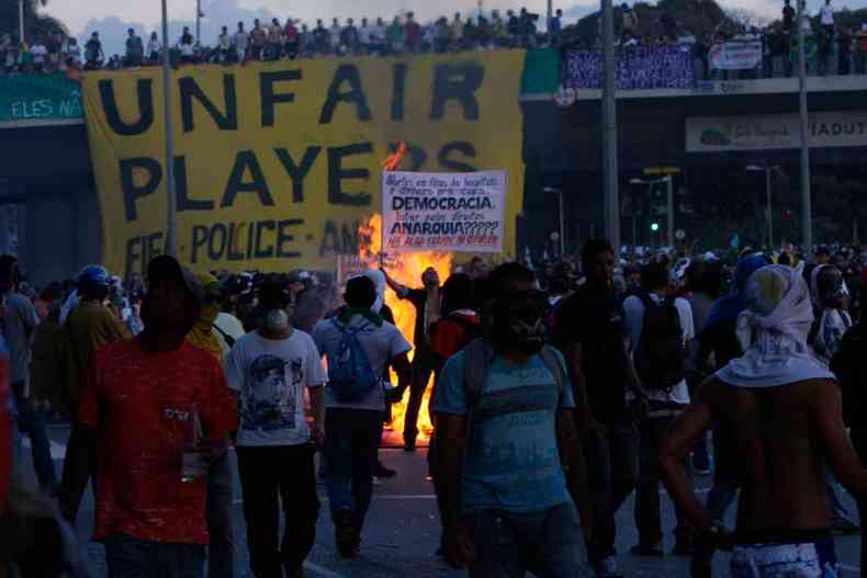 26/06/2013 - A violncia explodiu de vez no dia 26 de junho: enquanto jogavam no Mineiro Brasil e Uruguai, outra batalha era travada nas ruas 