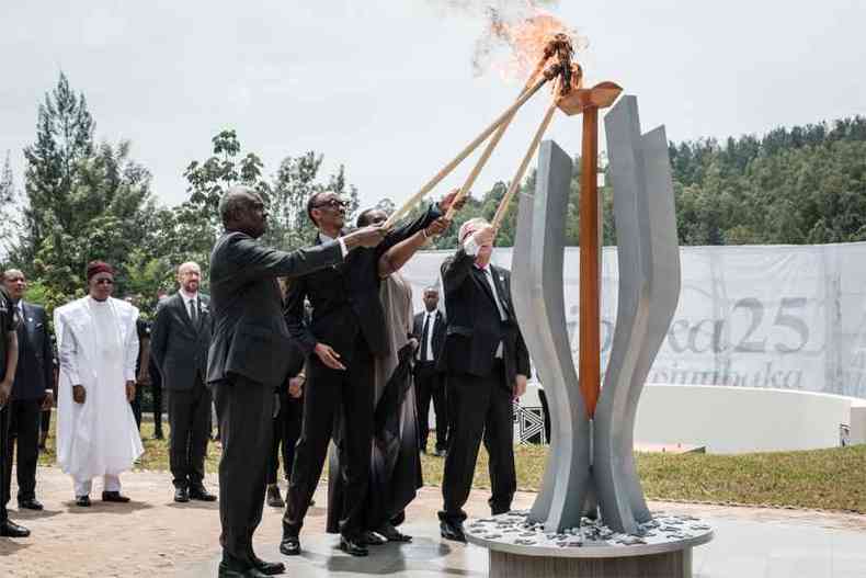 O presidente da Unio Africana, Moussa Faki, o presidente de Ruanda, Paul Kagame, sua esposa Jeannette e o presidente da Comisso Europia, Jean-Claude Juncker, acendem a pira que relembra os 25 anos do genocdio (foto: YASUYOSHI CHIBA / AFP )