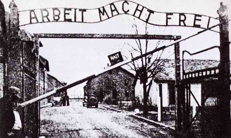 Slogan %u201CArbeit macht frei%u201D, ou %u201Co trabalho liberta%u201D é exibido na entrada do campo de concentração de Auschwitz, na Polônia(foto: Arquivo/EBC)