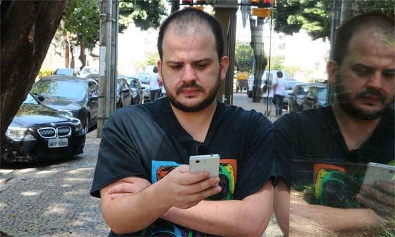 O empresário João Paulo Brant teve celular roubado na Nossa Senhora do Carmo: 'Um deles mostrou a faca. Entreguei o celular e eles fugiram'(foto: Euler Junior/EM/D.A Press) O empresário João Paulo Brant teve celular roubado na Nossa Senhora do Carmo: 'Um deles mostrou a faca. Entreguei o celular e eles fugiram'(foto: Euler Junior/EM/D.A Press)