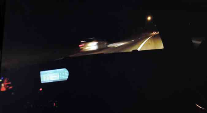 Imagens gravadas de dentro de BMW mostram veculos em alta velocidade e disputa entre condutores(foto: Reproduo)