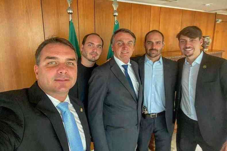 Bolsonaro com os quatro filhos: Flávio, Carlos, Eduardo e Jair Renan