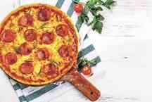 Pizza ganha versão mineira com massa de pão de queijo e ingredientes locais