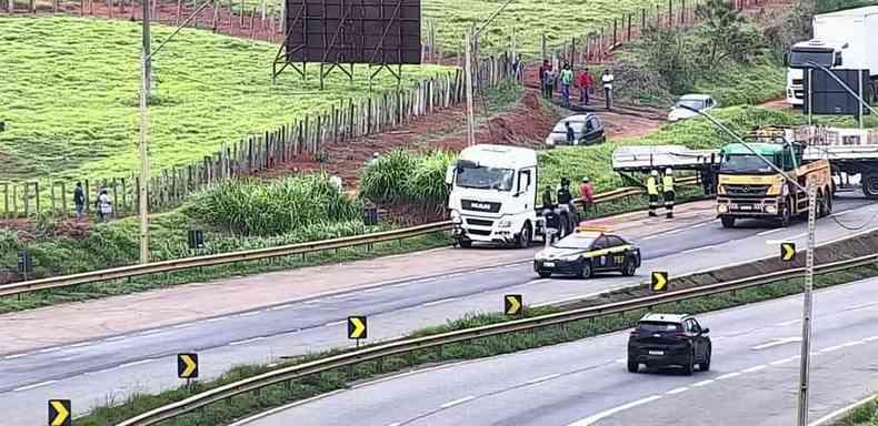 Carreta batida deixou carroceria atravessada e bloqueia a BR-381 na altura de Lavras, no Sul de Minas polcia rodoviria acidente caminho carreta