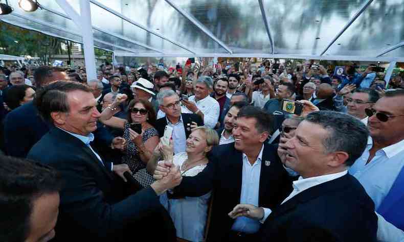Presidente Jair Bolsonaro cumprimentou algumas pessoas que aguardavam para v-lo(foto: Alan Santos/PR)