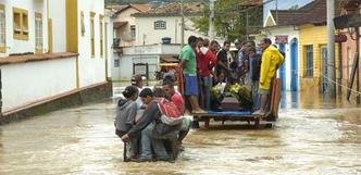 Para chegar ao cemitério, caixão seguiu em carreta e familiares fizeram várias viagens para cruzar ponte (foto: Beto Magalhães/EM/D.A Press) Para chegar ao cemitério, caixão seguiu em carreta e familiares fizeram várias viagens para cruzar ponte (foto: Beto Magalhães/EM/D.A Press)
