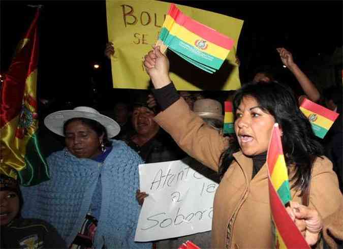 Manifestantes protestaram em frente  embaixada da Frana em La Paz(foto: REUTERS/Bolivian Presidency/Handout via Reuters)