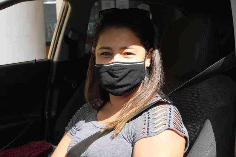 Carolina Souza Paixo se vacinou contra a COVID-19 no estacionamento da UFMG(foto: Edsio Ferreira/EM/D.A Press)