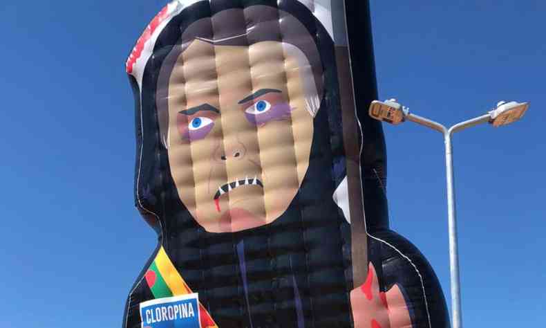 'Capito Cloroquino'  instalado em frente ao Congresso Nacional (foto: Twitter/Reproduo)