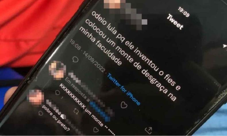 Tela do celular mostrando s�rie de postagens racistas 