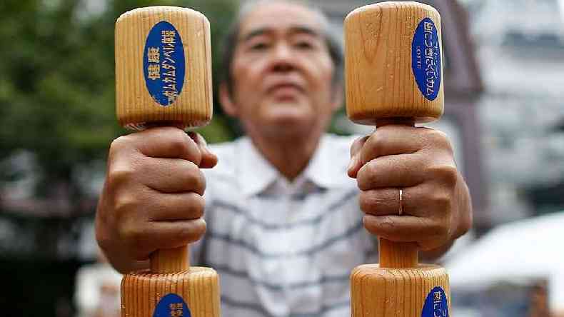 A queda nos níveis de exercícios entre os idosos é particularmente preocupante no Japão(foto: Getty Images)