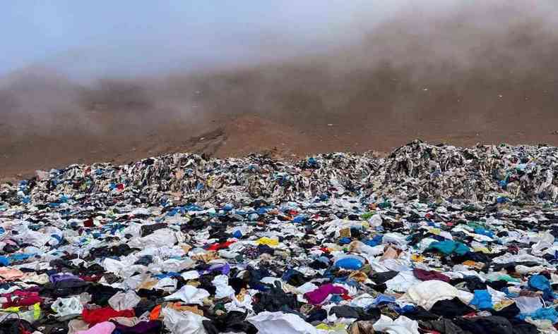Montanha de roupas usadas descartadas no deserto do Atacama, no Chile