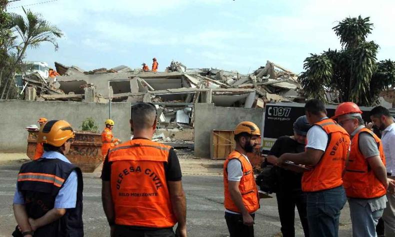 Defesa Civil em frente ao prdio 