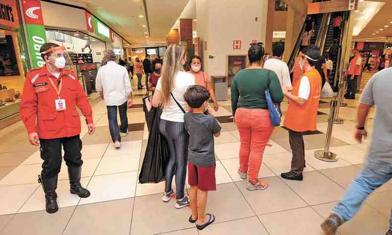 Movimento em shopping de BH na fase inicial da reabertura: agora, centros de compras e lojas de rua podem funcionar de segunda a sexta(foto: Leandro Couri/EM/D.A Press %u2013 12/8/20 )