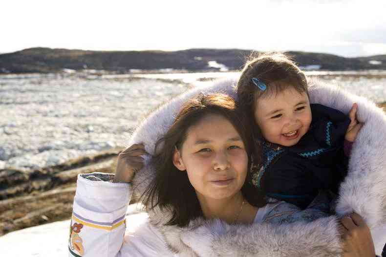 Me e filha em trajes tradicionais na ilha de Baffin, Nunavut, Canad