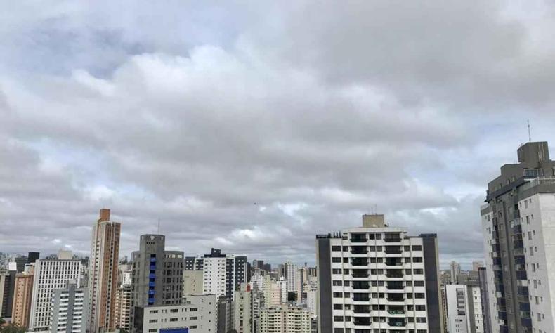Um sistema de chuvas pode provocar mais pancadas em todas as regiões do estado(foto: Ramon Lisboa/ EM/ D.A Press) Céu nublado em Belo Horizonte
