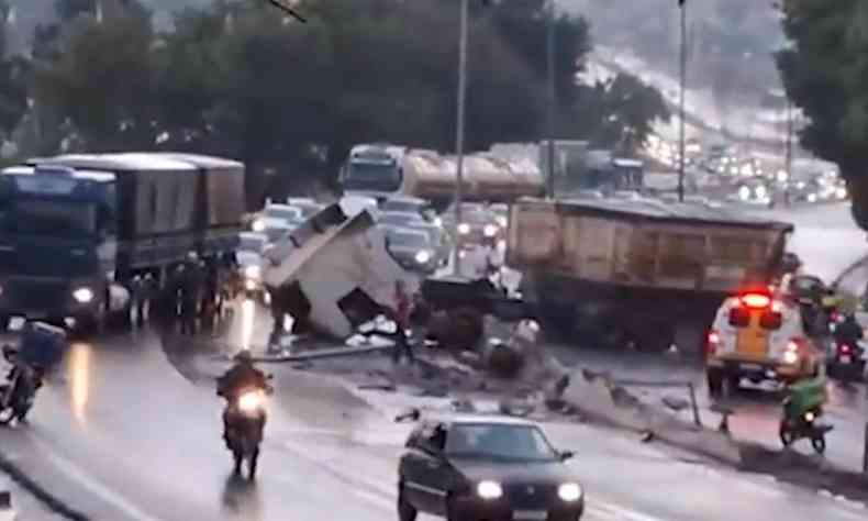 Carreta bitrem tombada e ocupando duas faixas do Anel Rodovirio na regio da Pampulha