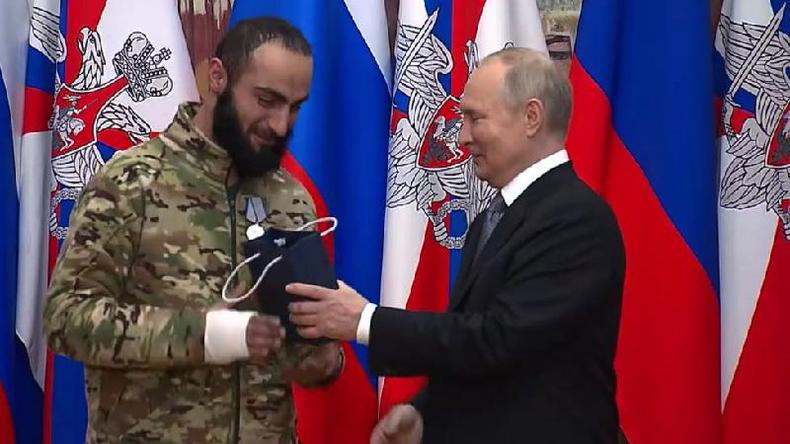 Vladimir Putin entrega honraria a Aikom Gasparyan, membro do grupo Wagner(foto: Kremlin.ru) Vladimir Putin entrega presente embalado a Aikom Gasparyan