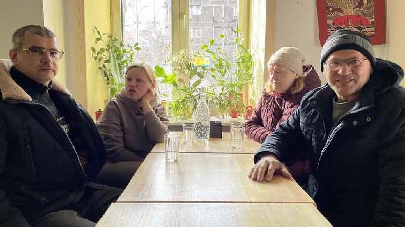Oksana Gusak e sua família estão entre as 35 mil pessoas que foram forçadas a fugir de Mariupol(foto: BBC) Oksana Gusak com a família em um café