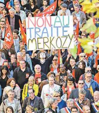 Multido invadiu as vias parisienses pedindo resistncia ao pacto europeu(foto: CHRISTIAN HARTMANN/REUTERS)