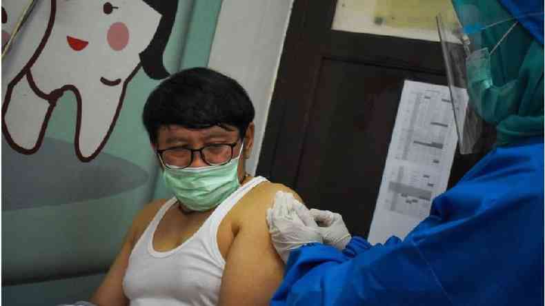 Existem dezenas de projetos de vacinas para covid-19. Este voluntrio participa de um ensaio clnico na Indonsia com uma vacina criada por pesquisadores na China(foto: Getty Images)