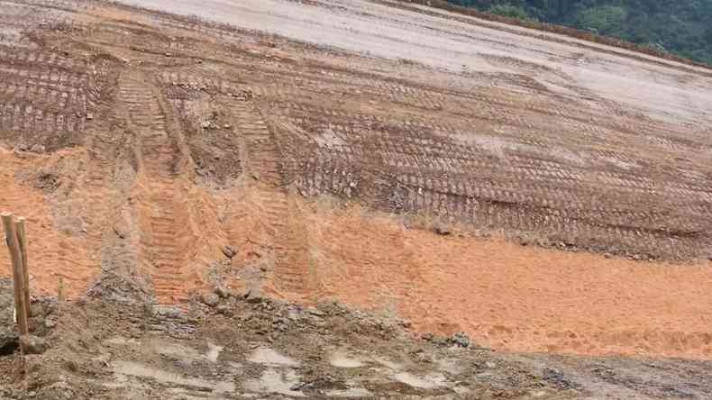Trincas entre marcos na barragem da Anglogold Ashanti em Santa Brbara