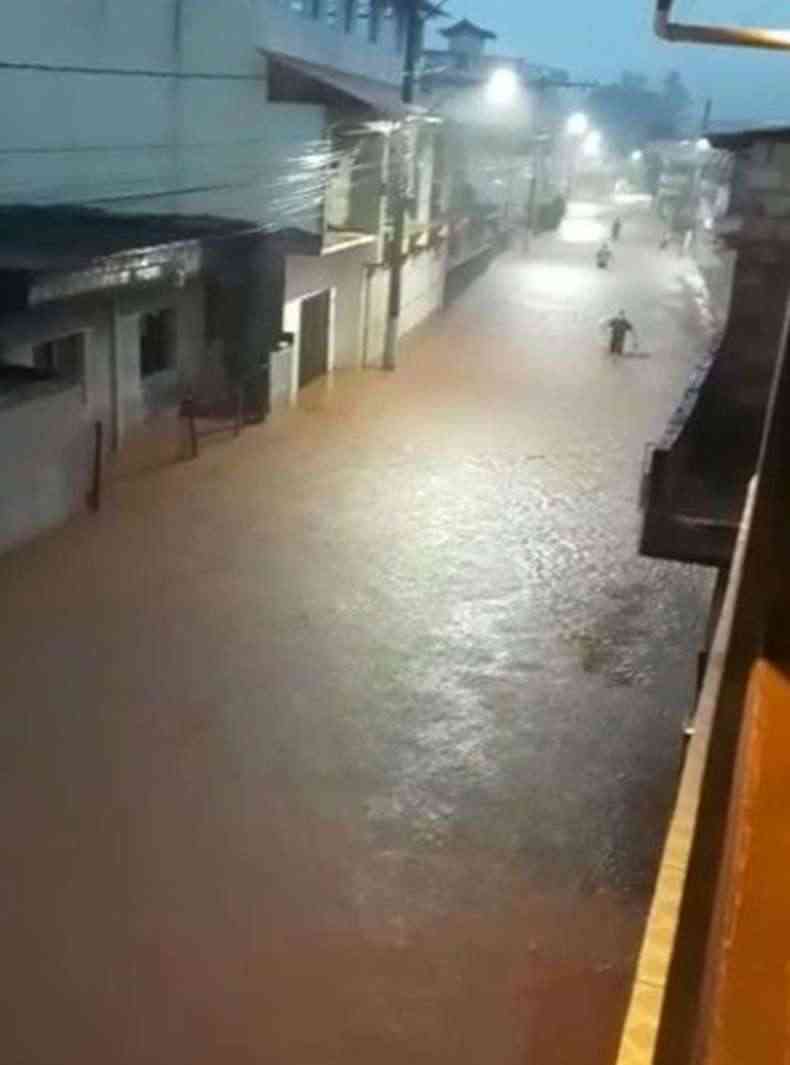 A maior chuva na Grande BH dos ltimos 30 anos, segundo meteorologista, espalhou estragos e destruies em municpios da regio