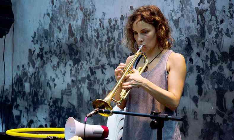 Patrcia Bizzotto toca instrumento de sopro 