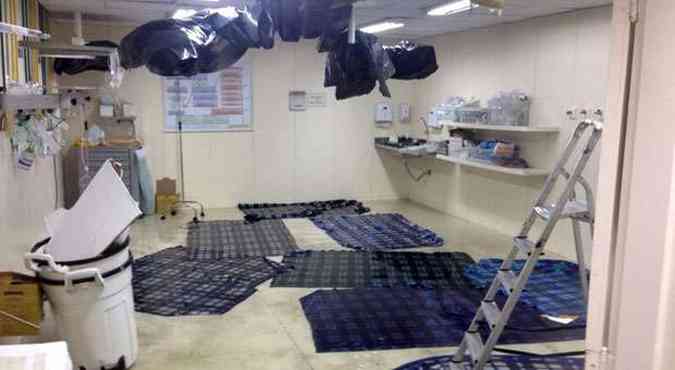 Na sala de reanimao, panos foram usados na tentativa de secar o piso(foto: Fotos: Annimo/divulgao)