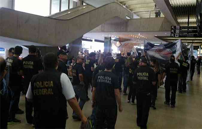 Policiais fizeram uma passeata pelo terminal(foto: Sindicato dos Policiais Federais em Minas Gerais (Sinpef)/Divulgao)