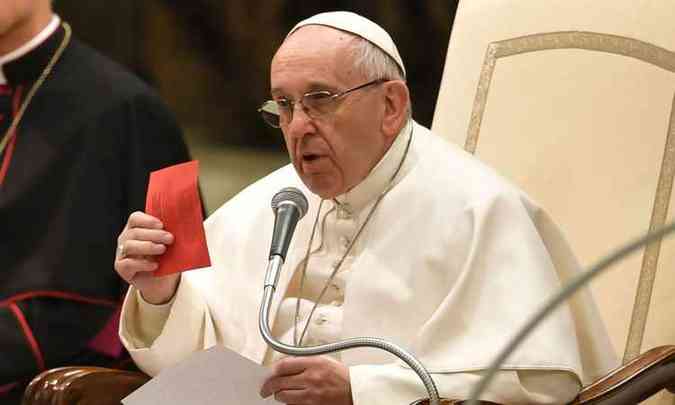 O papa Francisco mostrou aos fieis o ingresso gratuito para as missas no Vaticano(foto: AFP / ANDREAS SOLARO )