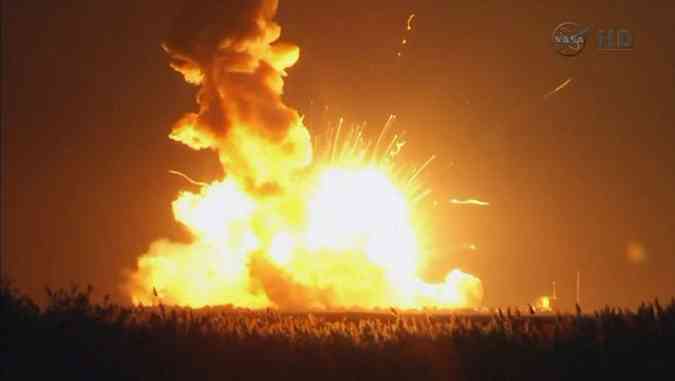 Foguete Antares explodiu seis segundos aps o lanamento, na Virgnia(foto: AFP PHOTO/NASA)