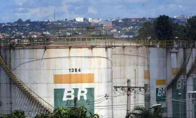 Refinaria da Petrobras com a logomarca BR em primeiro plano