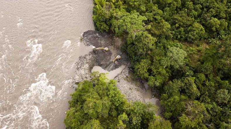 Atividade de minerao nas margens do rio Jatunyacu, setor Santa Rosa, na provncia amaznica de Napo, Equador, tirada em 29 de junho de 2023