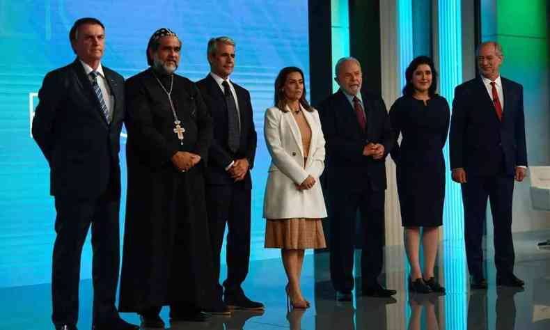 Os sete candidatos que participaram do debate, em p, lado a lado, no estdios da Rede Globo