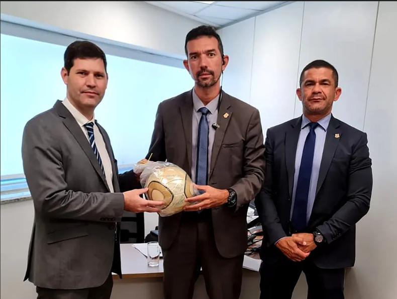 PF entrega bola autografada por Neymar Jnior a policiais legislativos