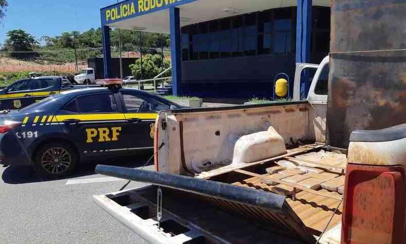 Droga estava escondida na carroceria de uma caminhonete VW Amarok com placas de BH(foto: PRF/Divulgao)