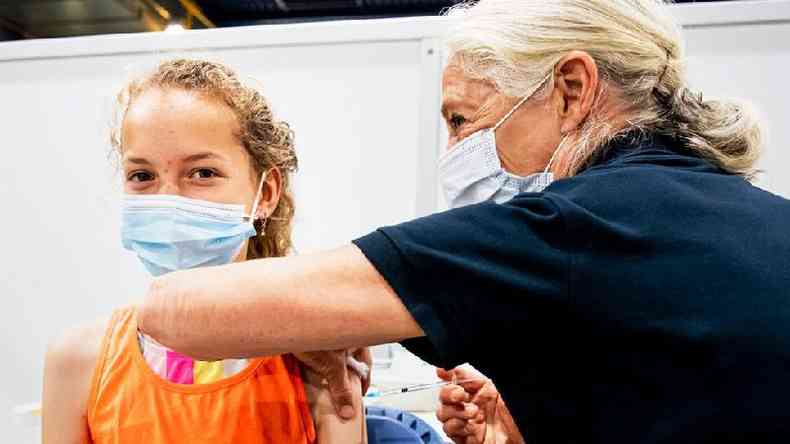 Criana sendo vacinada em uma clnica em Utrecht, na Holanda, em julho de 2021