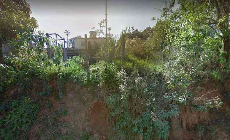 O corpo da pensionista foi encontrado pelos militares enterrado no quintal da casa dela em Igarap, na Grande BH(foto: Google Maps)