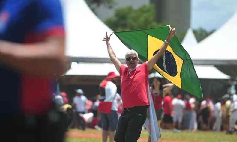 Apoiador leva bandeira do Brasil para posse de Lula