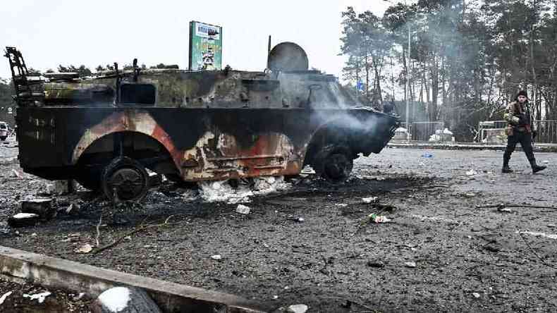 Tanque destrudo nos arredores de Kiev