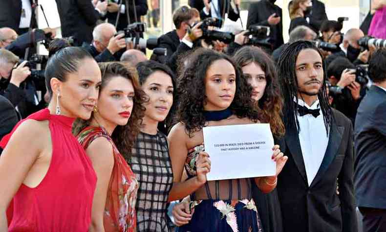 Diretora Anita Rocha da Silveira (3  esq.) e elenco de 'Medusa' protestaram ontem em Cannes, antes da exibio de 'Tre piani': '533 mil morreram no Brasil de uma doena para a qual j tem vacina'