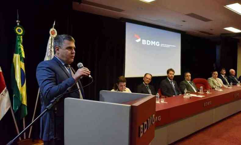 Governo justificou uso de helicptero por Paulo Brant por causa de protestos e risco de rompimento de barragem. Tambm informou que custo ficou menor do que o de escolta policial por rodovia(foto: Renato Cobucci/Imprensa MG)