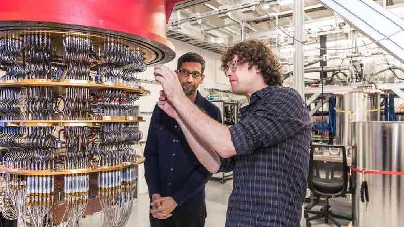 O cientista pesquisador snior Daniel Sank mostra a Sundar Pichai, um dos computadores qunticos do laboratrio do Google em Santa Brbara(foto: Google)
