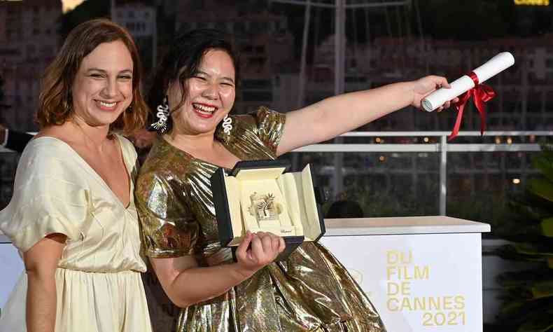 A cineasta brasileira Jasmin Tenucci com a diretora Tang Hi, de Hong Kong, que segura o troféu que ganhou no Festival de Cannes em 2021