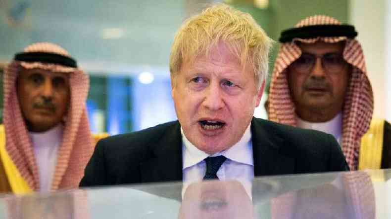 O primeiro-ministro britnico Boris Johnson faz um discurso na Arbia Saudita, com dignitrios sauditas ao fundo
