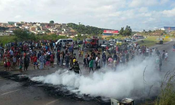 Um carro foi incendiado por populares que atearam fogo e interditaram os dois sentidos da BR-040 em Ribeirão das Neves (foto: Jair Amaral/EM/ D.A Press) Um carro foi incendiado por populares que atearam fogo e interditaram os dois sentidos da BR-040 em Ribeirão das Neves (foto: Jair Amaral/EM/ D.A Press)