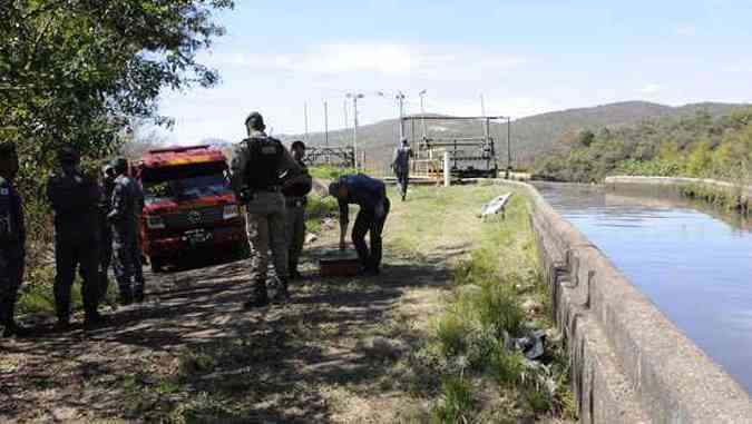 O carro ficou completamente submerso na canaleta de desvio do Rio Arrudas que passa pela Estrada Marzagania (foto: Beto Magalhes/EM/D.A.Press)