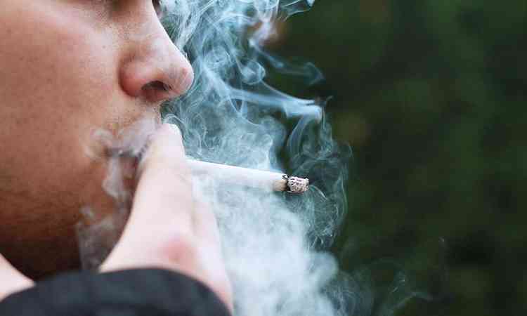 homem fumando cigarro tradicional